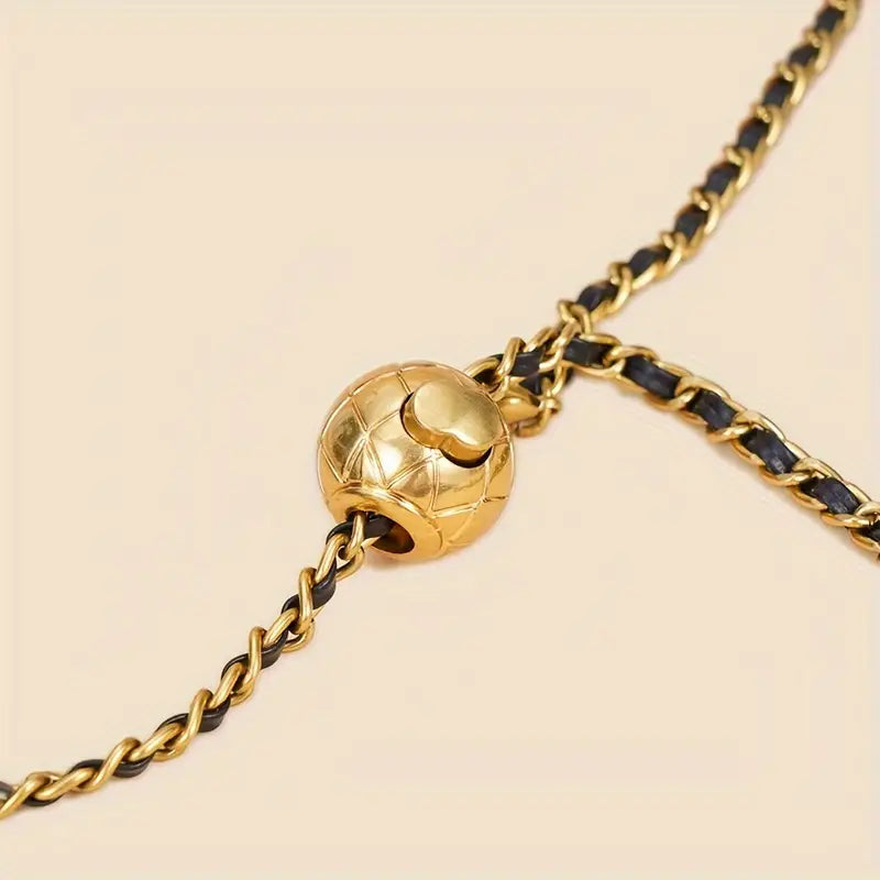 Elegante gesteppte Mini-Tasche mit verstellbarer Goldkette