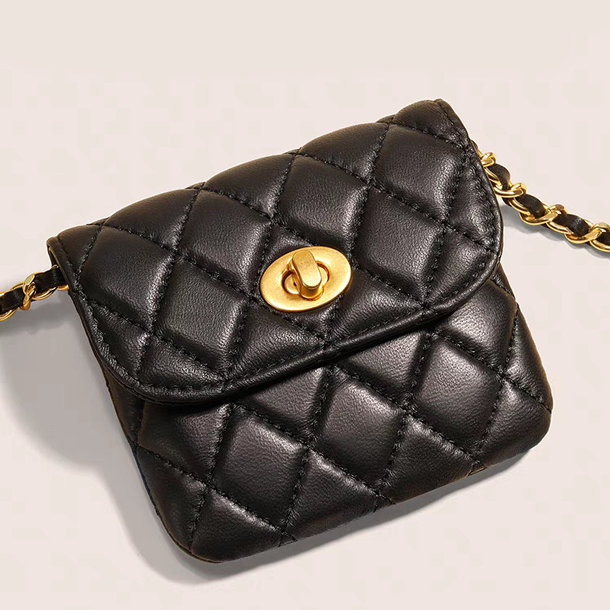 Elegante gesteppte Mini-Tasche mit verstellbarer Goldkette