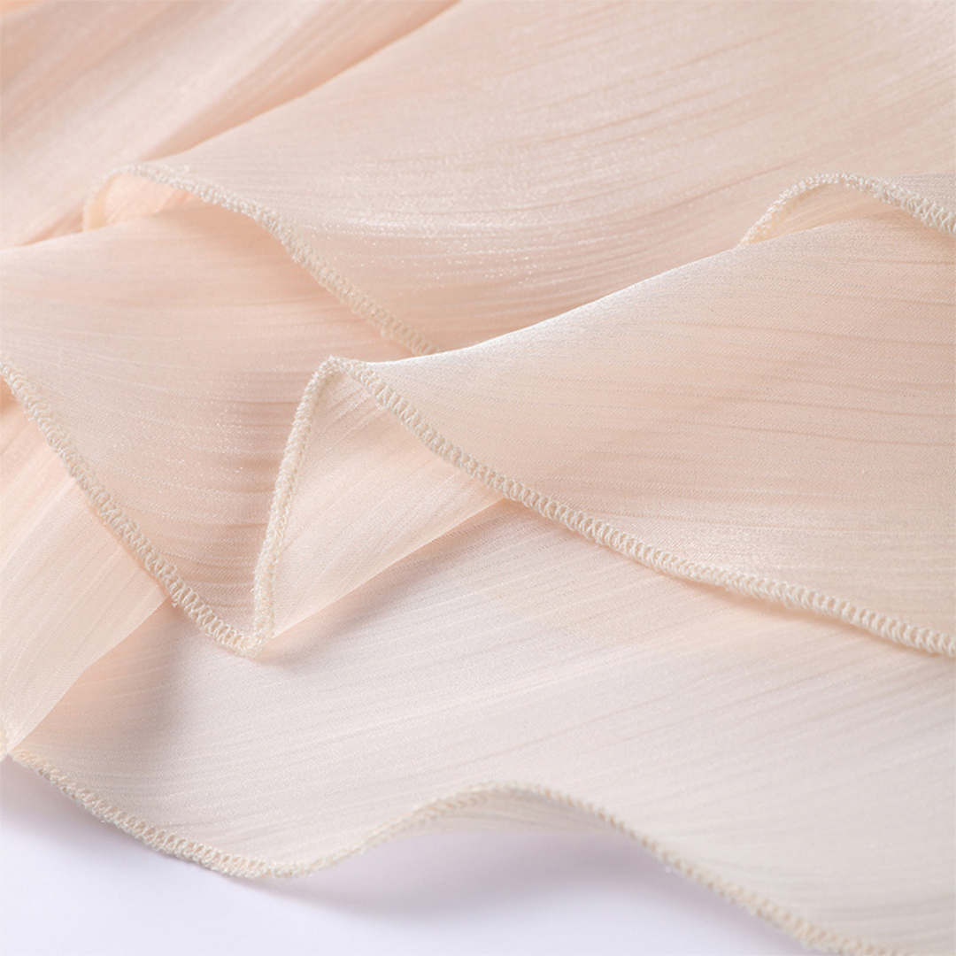 Alaia Elegance – Fließendes Kleid mit langen Ärmeln