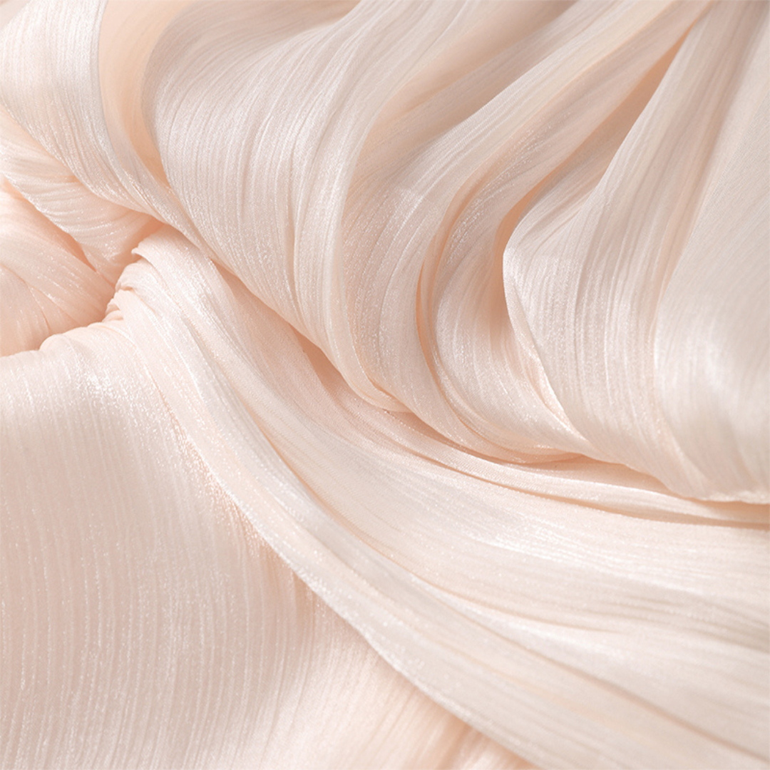 Alaia Elegance – Fließendes Kleid mit langen Ärmeln